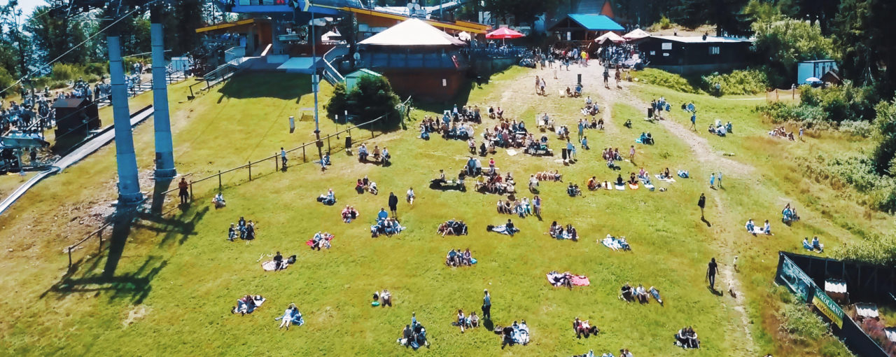 Górska plaża przy górnej stacji Kolei Linowej Czantoria